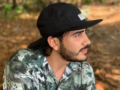 Andrés Camilo Peláez con gorra negra y camisa estampada.