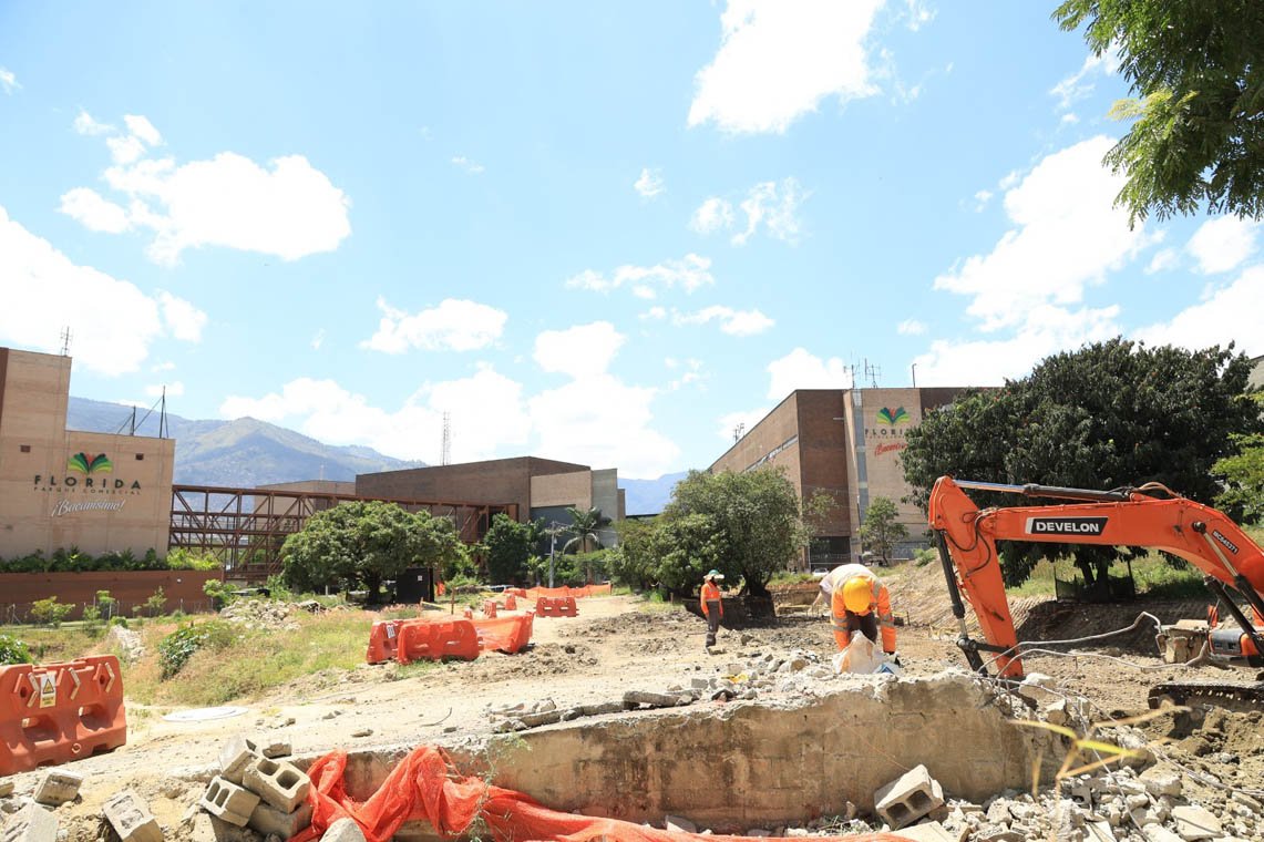 Trabajadores y excavadora en un frente de obras del Metro de la 80. Referencia a cierres del Metro de la 80