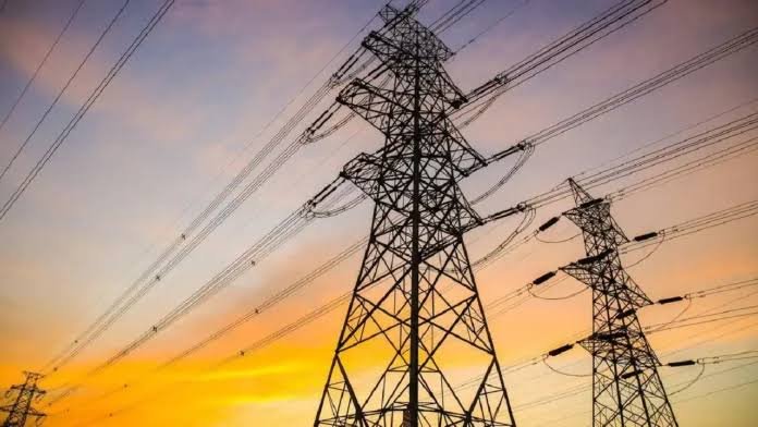 Torres y líneas de transmisión al atardecer, imagen ilustrativa de la crisis eléctrica.