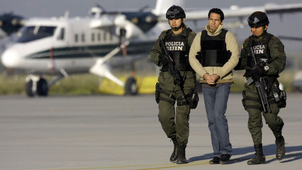 David Murcia escoltado por agentes de la Policía. Referencia a denuncia de Felipe Zuleta.
