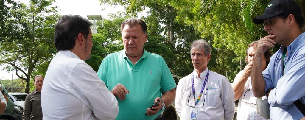 Indalecio Dangond durante un recorrido con funcionarios de Agrosavia en Córdoba. Referencia a presupuesto 2027.