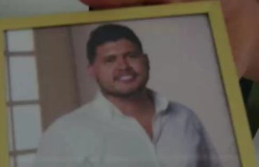 Fotografía enmarcada de Esteban Ramírez Parra, con camisa clara.