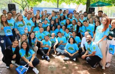 Grupo de jóvenes con camisetas azules de Jóvenes Pa’Lante durante un encuentro al aire libre.