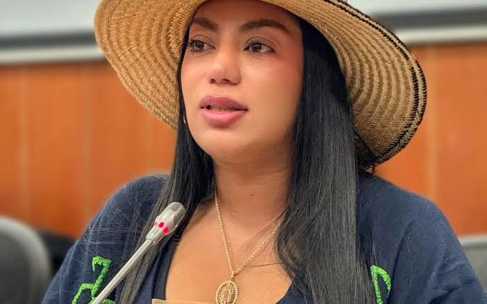 Martha Peralta interviene ante un micrófono durante una sesión.