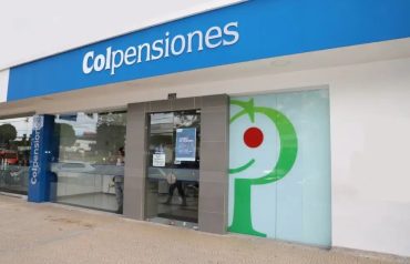 Fachada de una sede de Colpensiones. Referencia a mesada pensiónale.