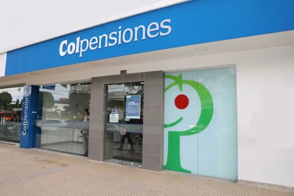 Fachada de una sede de Colpensiones. Referencia a mesada pensiónale.