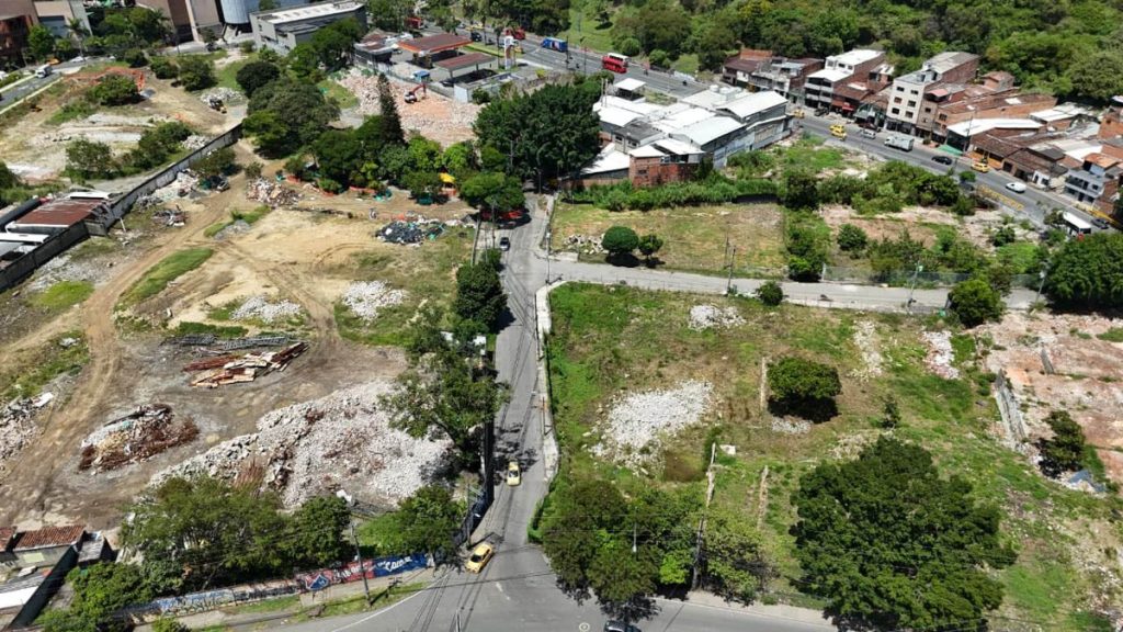 Vista aérea de terrenos intervenidos y vías junto a las obras del Metro de la 80. Referencia a cierres del Metro de la 80.