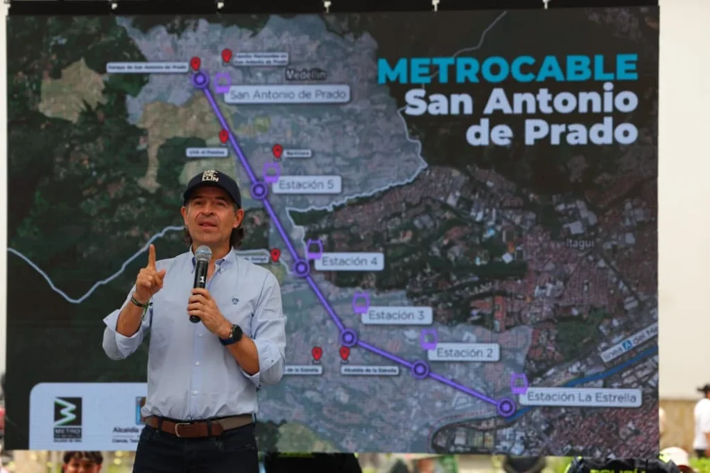 Federico Gutiérrez frente a un mapa del proyecto Metrocable de San Antonio de Prado.