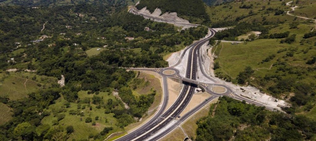 Vista aérea de un intercambio vial de Pacífico 1 entre montañas del Suroeste antioqueño. Imagen de referencia, no corresponde a las intervenciones que se pretenden con la valorización en Antioquia.