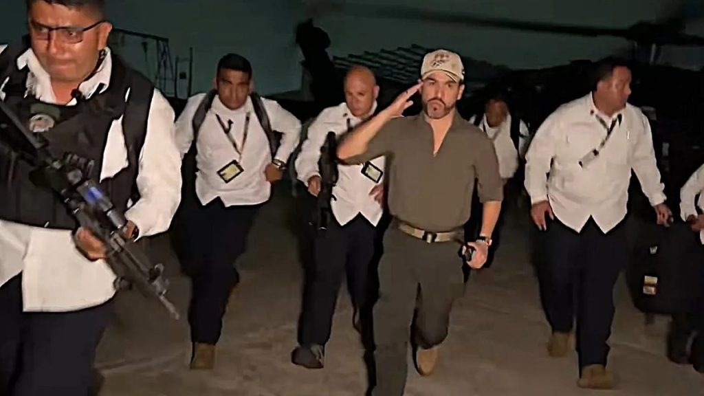 Abelardo de la Espriella camina acompañado por personal de seguridad durante un recorrido nocturno durante el paro armado en Santa Marta.