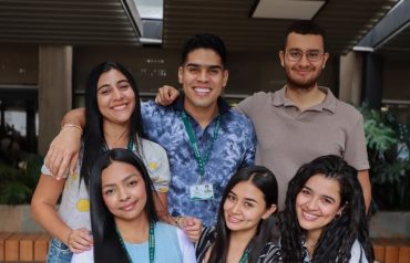Grupo de jóvenes con carnés en instalaciones de la Gobernación de Antioquia. Prácticas de Excelencia.