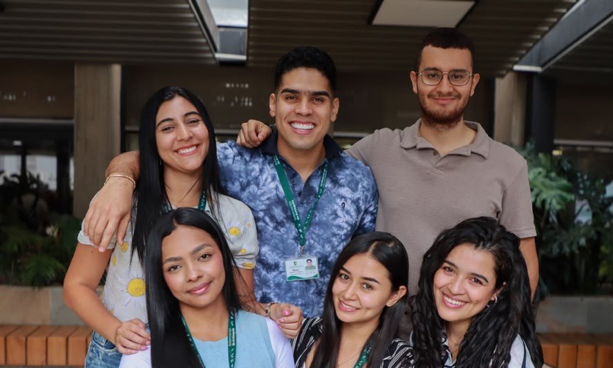 Grupo de jóvenes con carnés en instalaciones de la Gobernación de Antioquia. Prácticas de Excelencia.