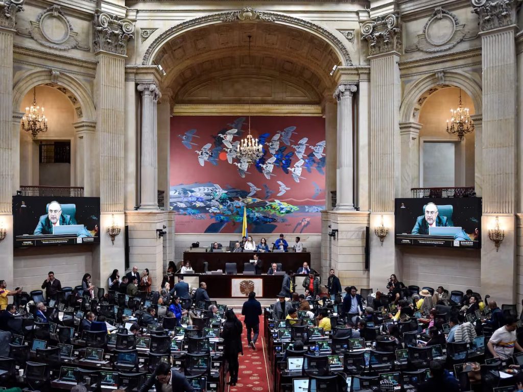Vista del recinto del Congreso de Colombia durante una sesión. Referencia a debate del presupuesto 2027.