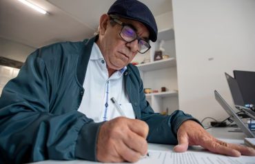 Rodrigo Londoño, conocido como Timochenko, firma un documento ante la JEP. Sanción a Timochenko.