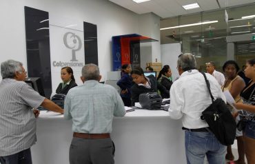Usuarios reciben atención en los módulos de una oficina de Colpensiones. Referencia a semanas cotizadas