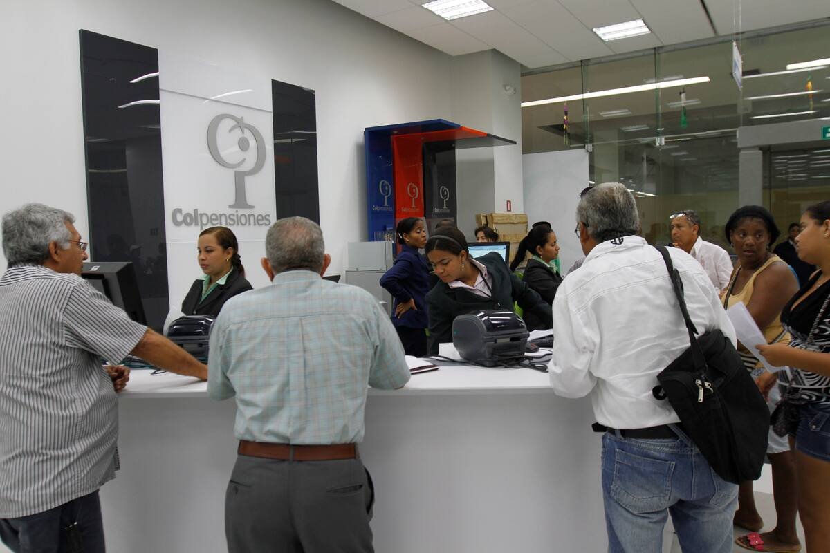 Usuarios reciben atención en los módulos de una oficina de Colpensiones. Referencia a semanas cotizadas