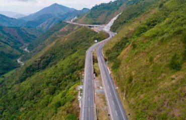 Vista aérea de una carretera de doble calzada entre montañas de Antioquia. Imagen de referencia para valorización en Antioquia.