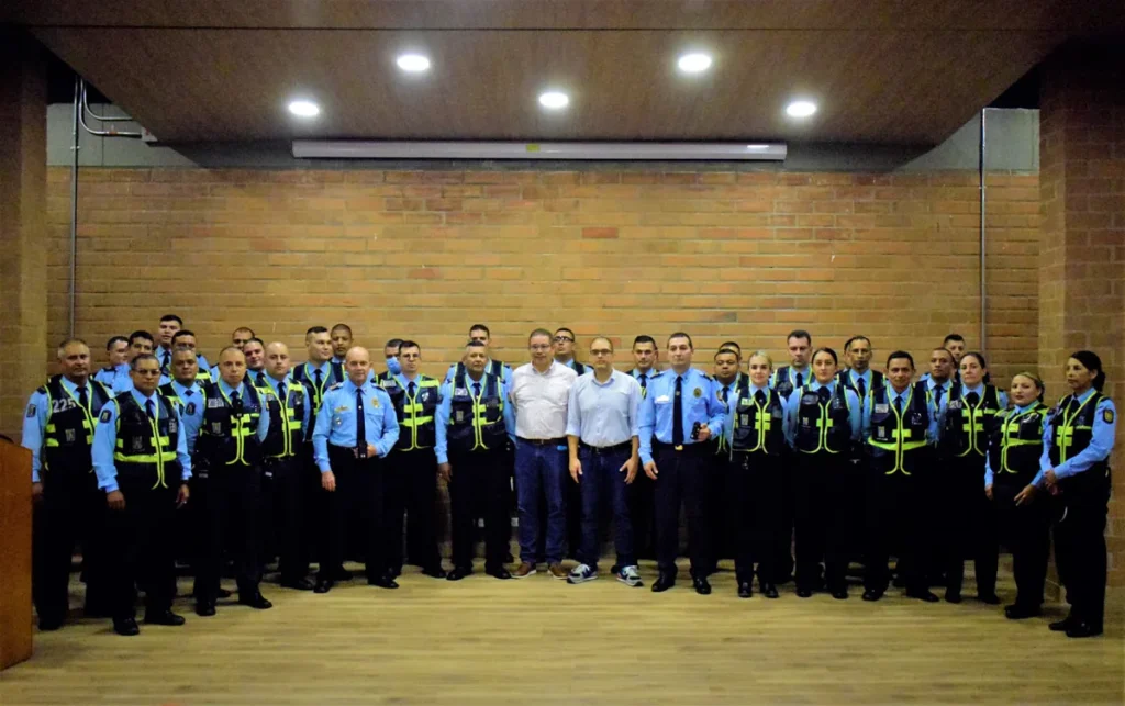 Grupo de agentes de tránsito de Medellín durante una presentación institucional. Referencia a comparendos prescritos.