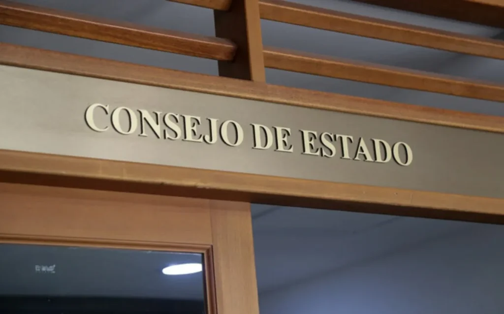 Letrero del Consejo de Estado sobre la entrada de una sala.