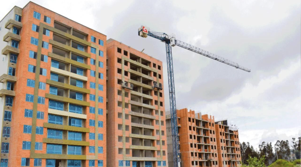 proyectos de vivienda en construcción con grúas y estructuras de concreto.