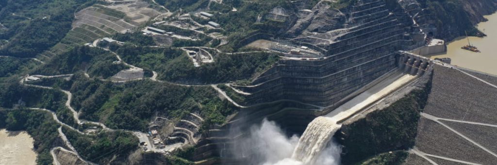 Vista aérea de la presa y el vertedero de Hidroituango.