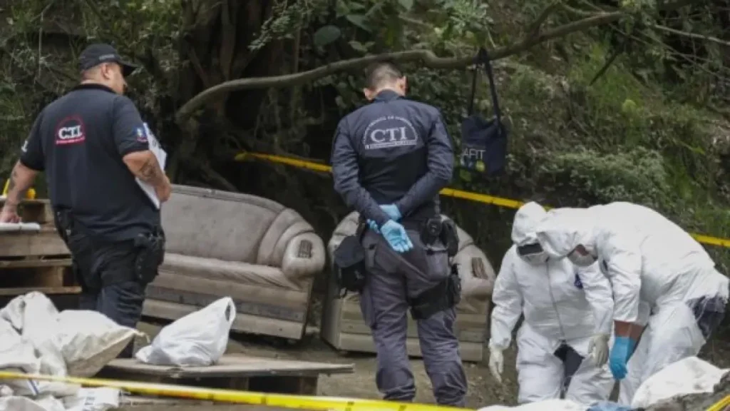 Integrantes del CTI y personal con trajes de protección en una zona acordonada. Referencia a homicidios en Medellín.