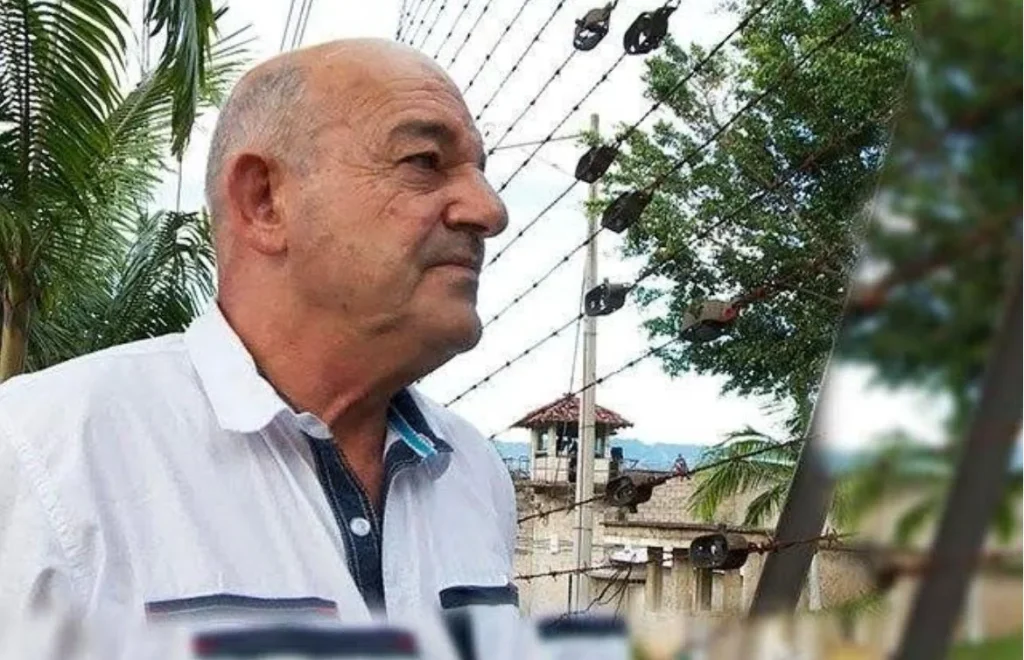 Javier Cadavid Palacio, absuelto por la JEP, de perfil y con camisa blanca, junto a un cerramiento.
