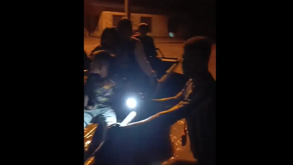 Personas en una embarcación durante la atención nocturna de una inundación en Urabá. Lluvias en Urabá.