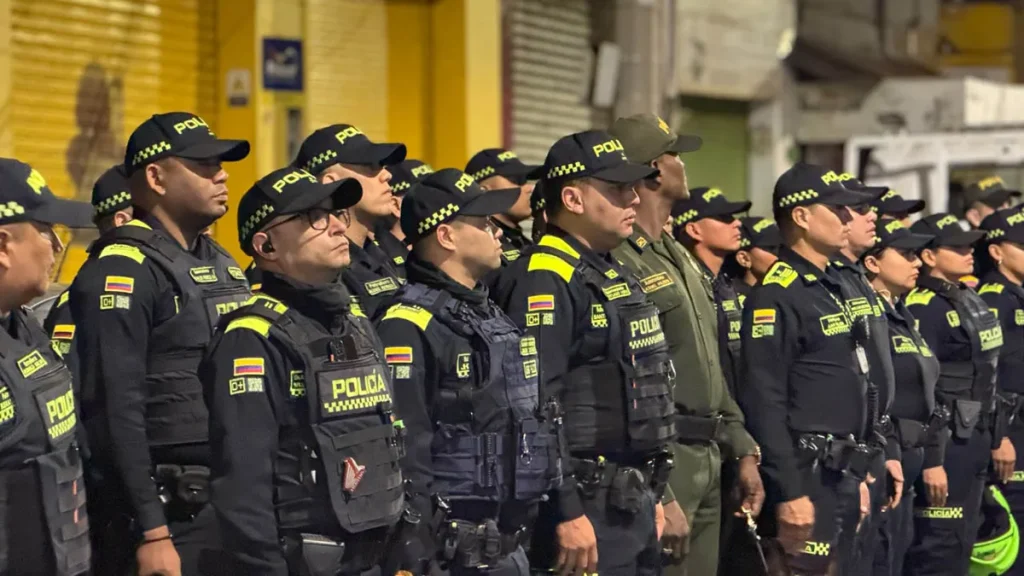 Grupo de uniformados de la Policía reunidos en Medellín.