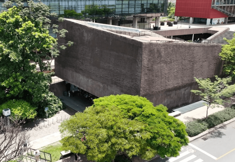 Sede de la Personería Distrital de Medellín en Plaza de la Libertad. Referencia a niñez indigena