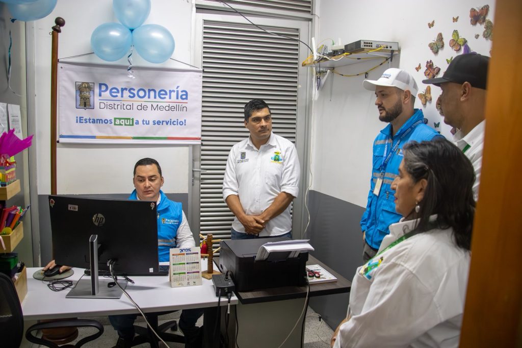 Personal de la Personería de Medellín en un punto de atención de Villa Hermosa. Referencia a niñez indígena.