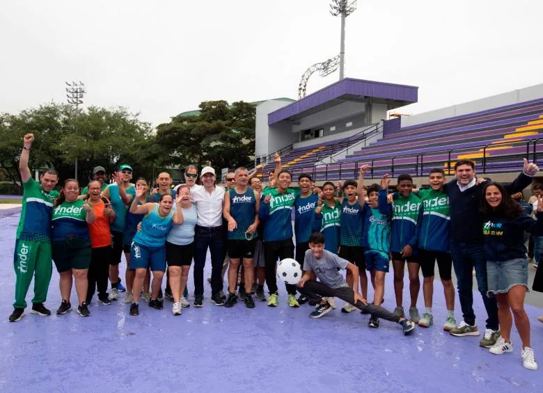 Federico Gutiérrez y deportistas en la pista Alfonso Galvis Duque de Medellín. Referencia a cierres en el Atanasio.