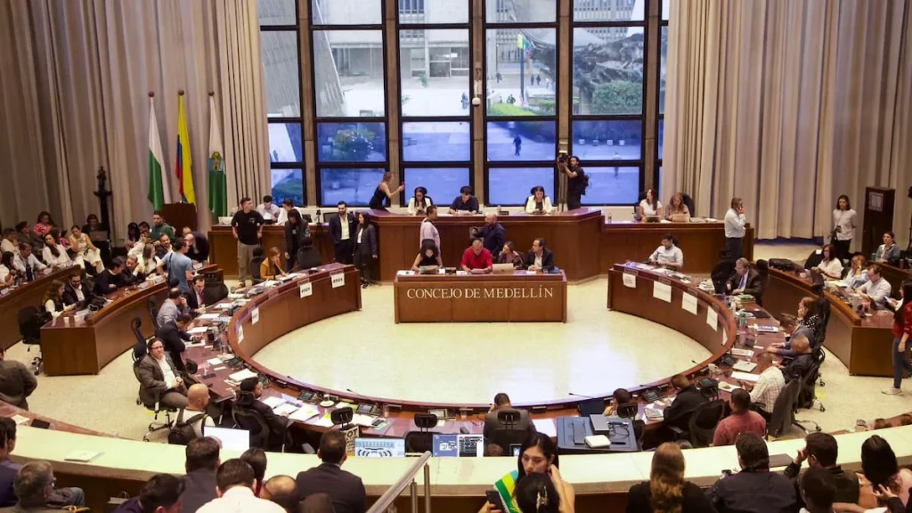 Vista general del Concejo de Medellín con concejales y público durante una sesión. Referencia a POT de Medellin