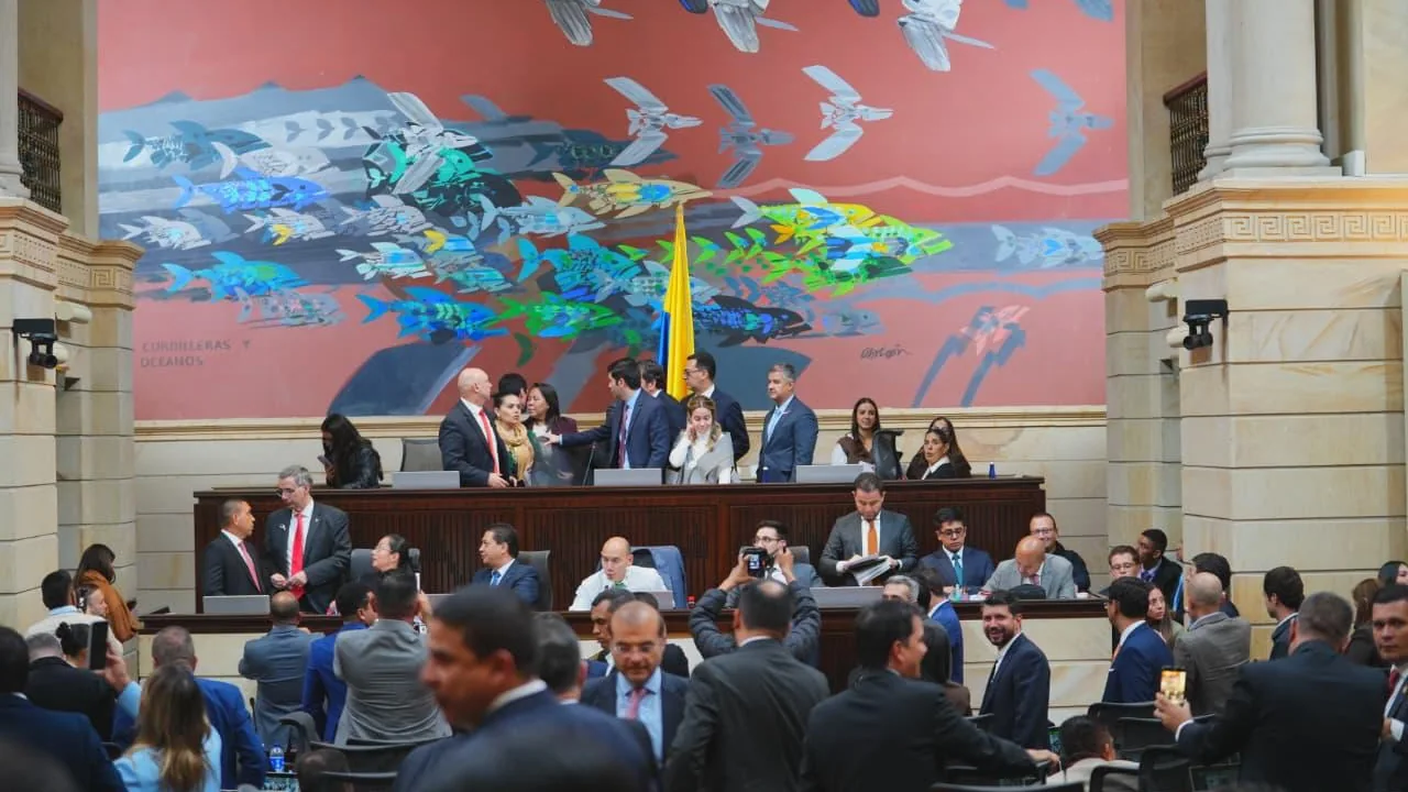 Congresistas en el recinto legislativo durante la discusión del presupuesto de 2027.