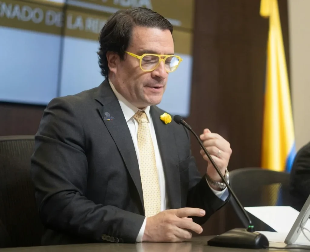 ván Cancino habla ante un micrófono durante la presentación del proyecto de sometimiento.