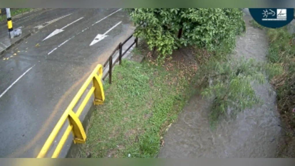 Quebrada La Presidenta aumenta su nivel durante el aguacero en Medellín.